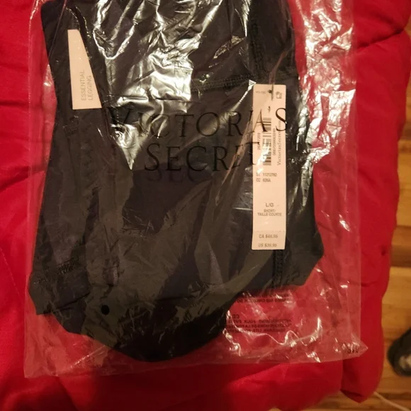 NWT Victoria's Secret Black Patterned Leggings - Picture 2 of 3